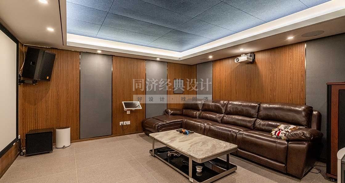 視聽室：為達到更好的觀影效果，設計師選擇了最靠里面的房間來做影音室，徹底避免多余的光影反射。墻地面做好隔音處理，選用多孔有機織物材料鋪設，墻面包上內有海綿體的裝飾板，來整體提高吸音性能。
